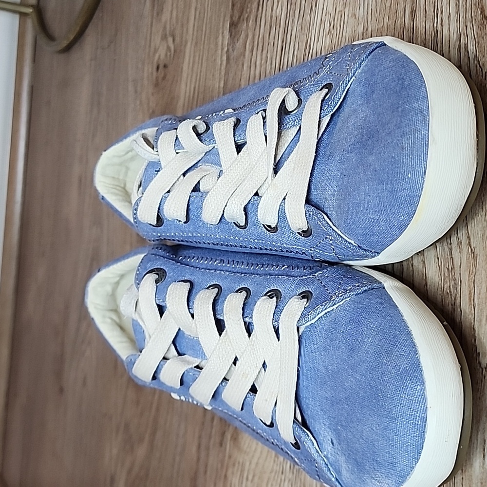Taos Womens Star Sneakers Light Blue White Trim Size 8 1/2 Tennis Shoes - Picture 3 of 11